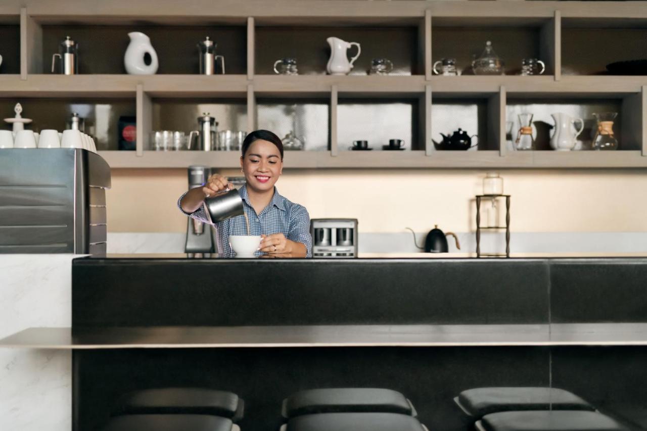 메리어트 이그제큐티브 아파트먼츠 마나마, 바레인 외부 사진 A barista at work